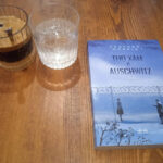 Bìa cuốn "Thợ xăm ở Auschwitz"