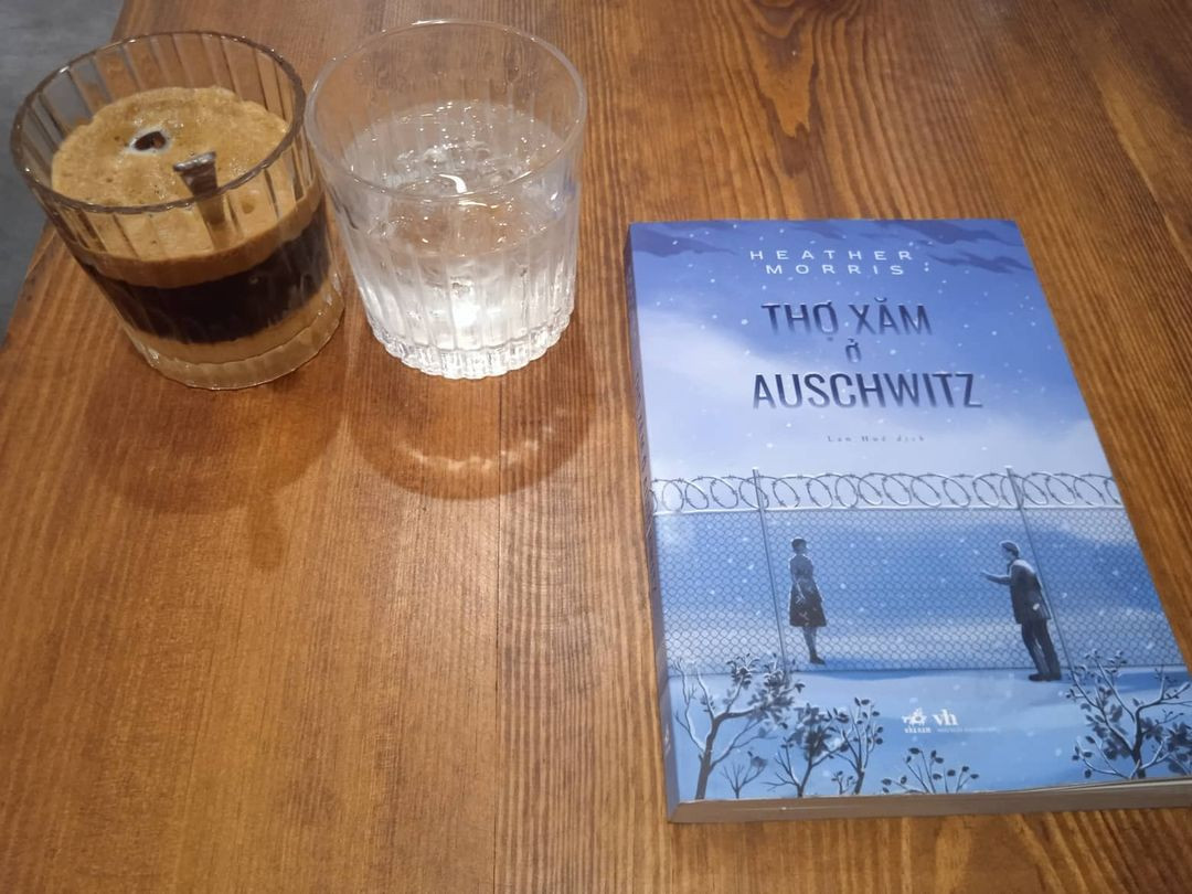 Bìa cuốn "Thợ xăm ở Auschwitz"