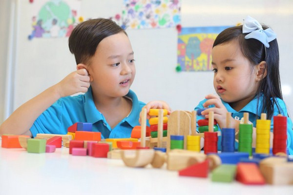 10 Cách đơn giản nuôi dạy một đứa trẻ có tính cách lạc quan dành cho cha mẹ